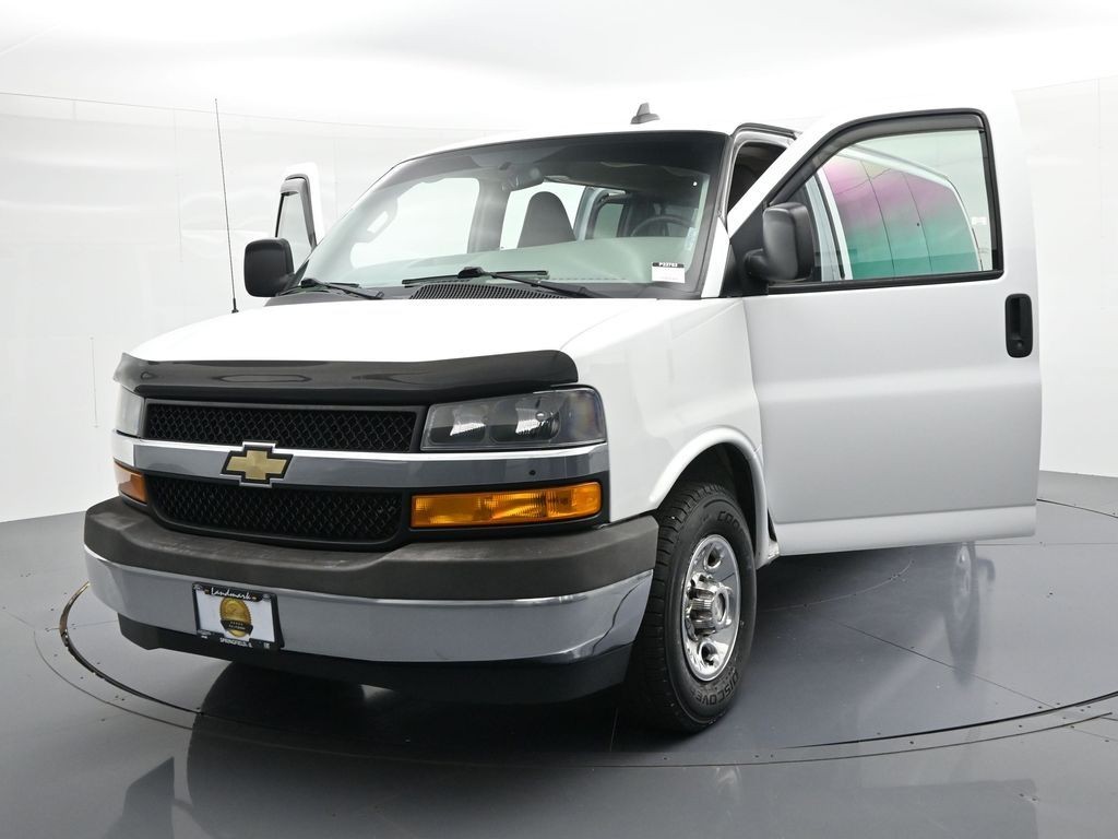 Chevrolet Express Passenger Vehicle Full-screen Gallery Image 23