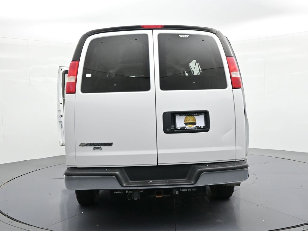 Chevrolet Express Passenger Vehicle Full-screen Gallery Image 24