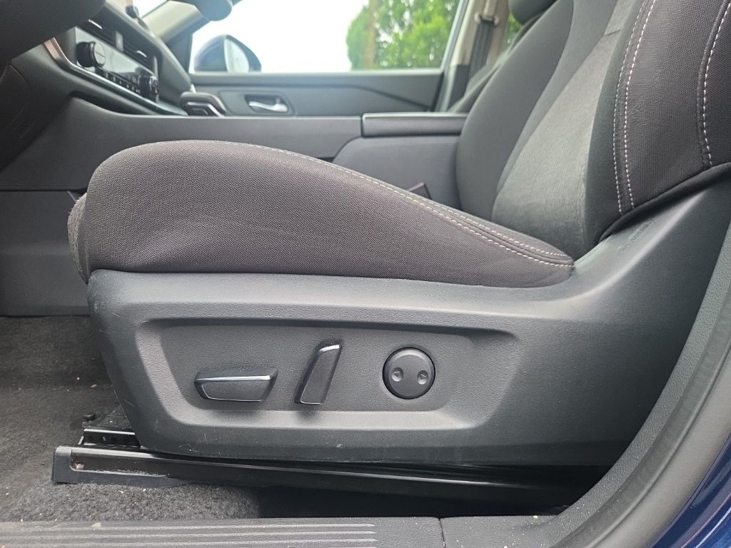 Nissan Rogue Vehicle Full-screen Gallery Image 02