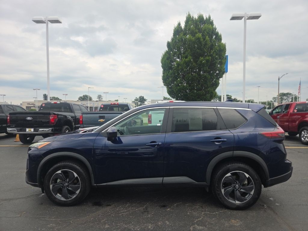 Nissan Rogue Vehicle Full-screen Gallery Image 03