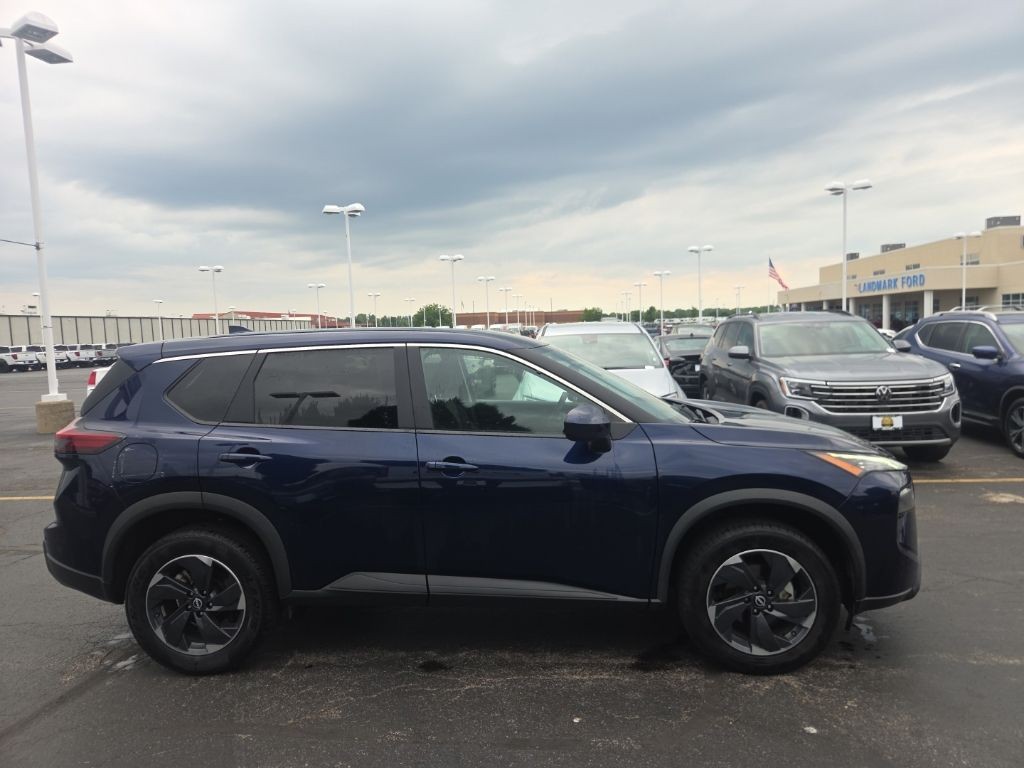 Nissan Rogue Vehicle Full-screen Gallery Image 07