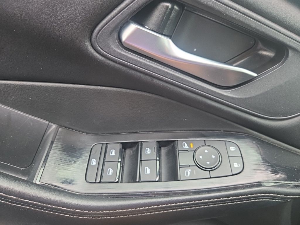 Nissan Rogue Vehicle Full-screen Gallery Image 09