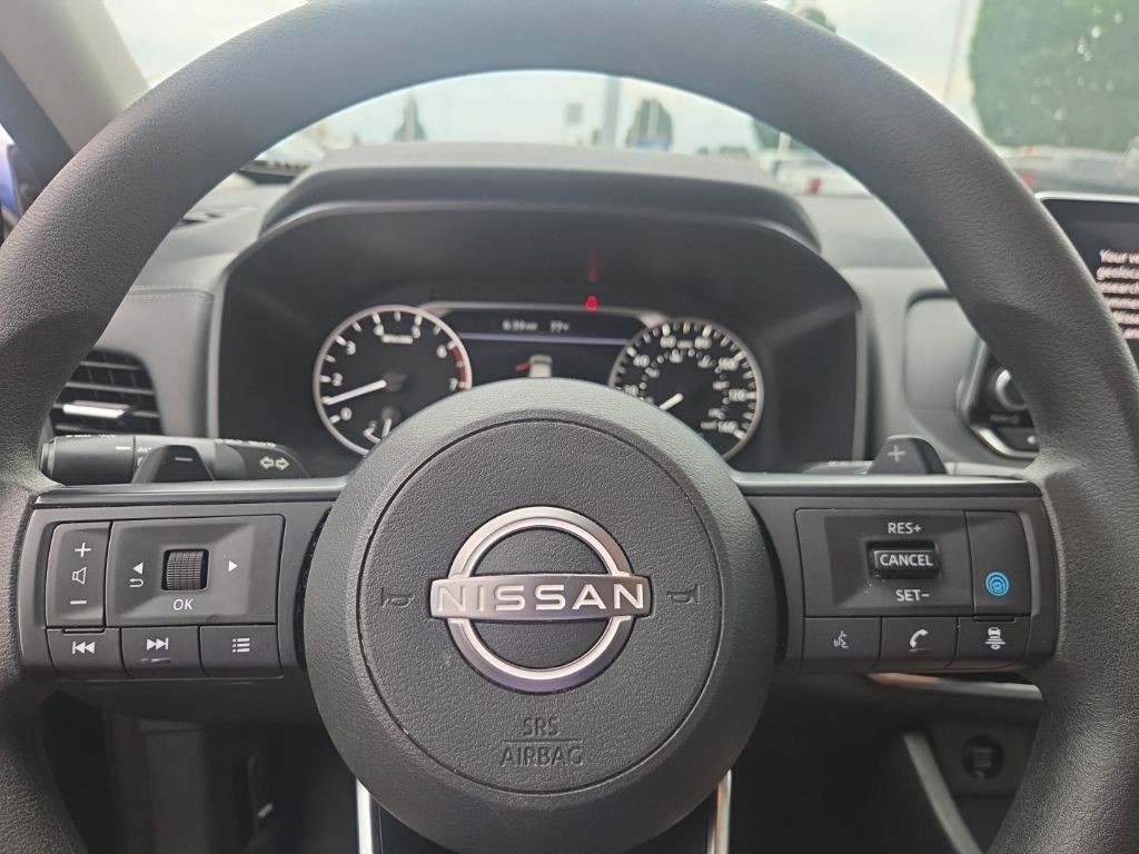Nissan Rogue Vehicle Full-screen Gallery Image 12