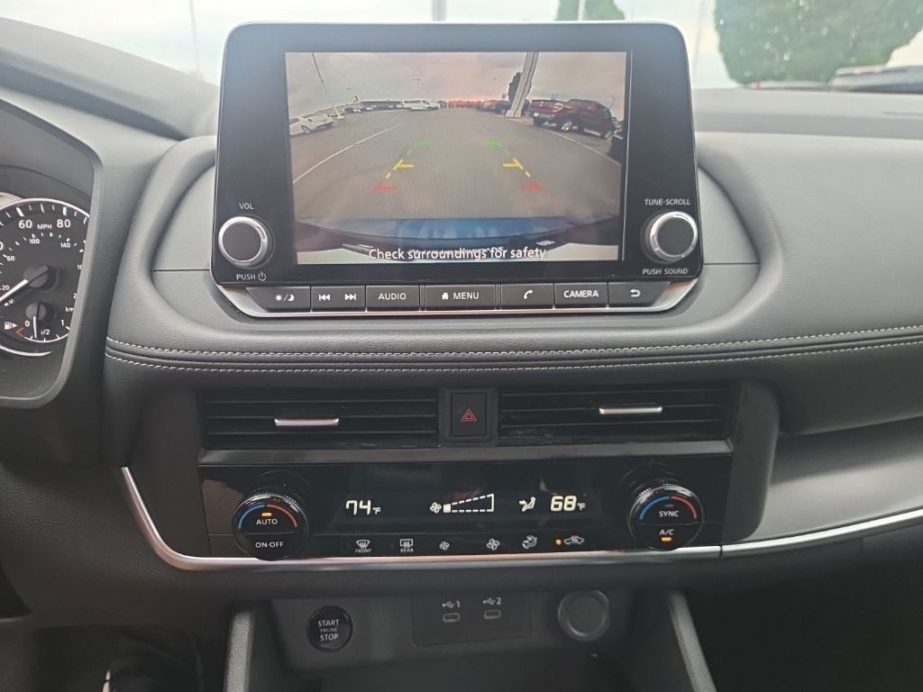 Nissan Rogue Vehicle Full-screen Gallery Image 14