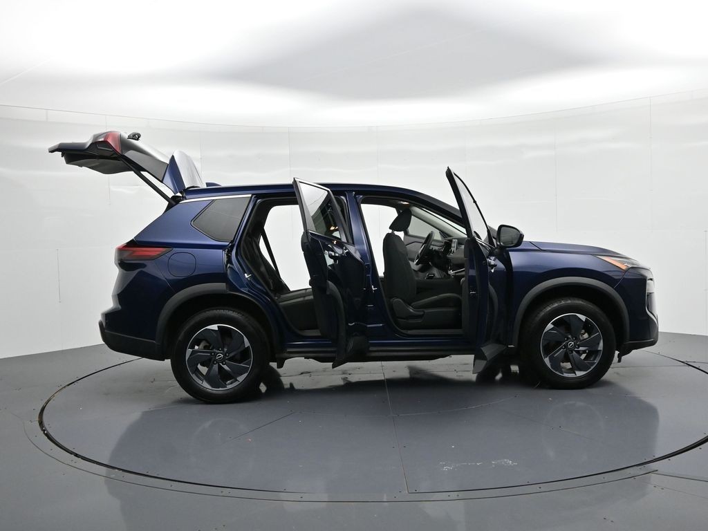 Nissan Rogue Vehicle Full-screen Gallery Image 23