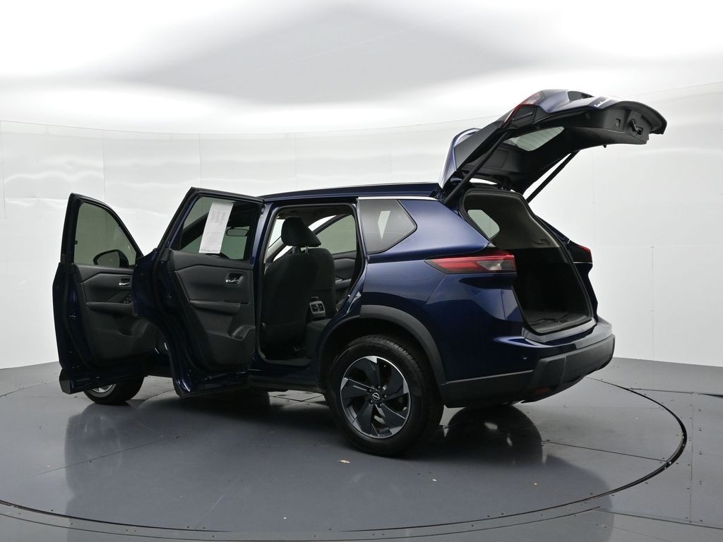 Nissan Rogue Vehicle Full-screen Gallery Image 24