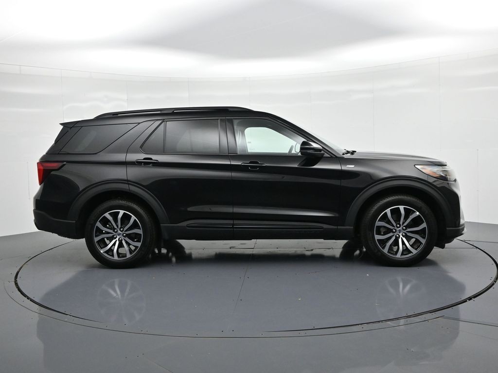 Ford Explorer Vehicle Full-screen Gallery Image 05