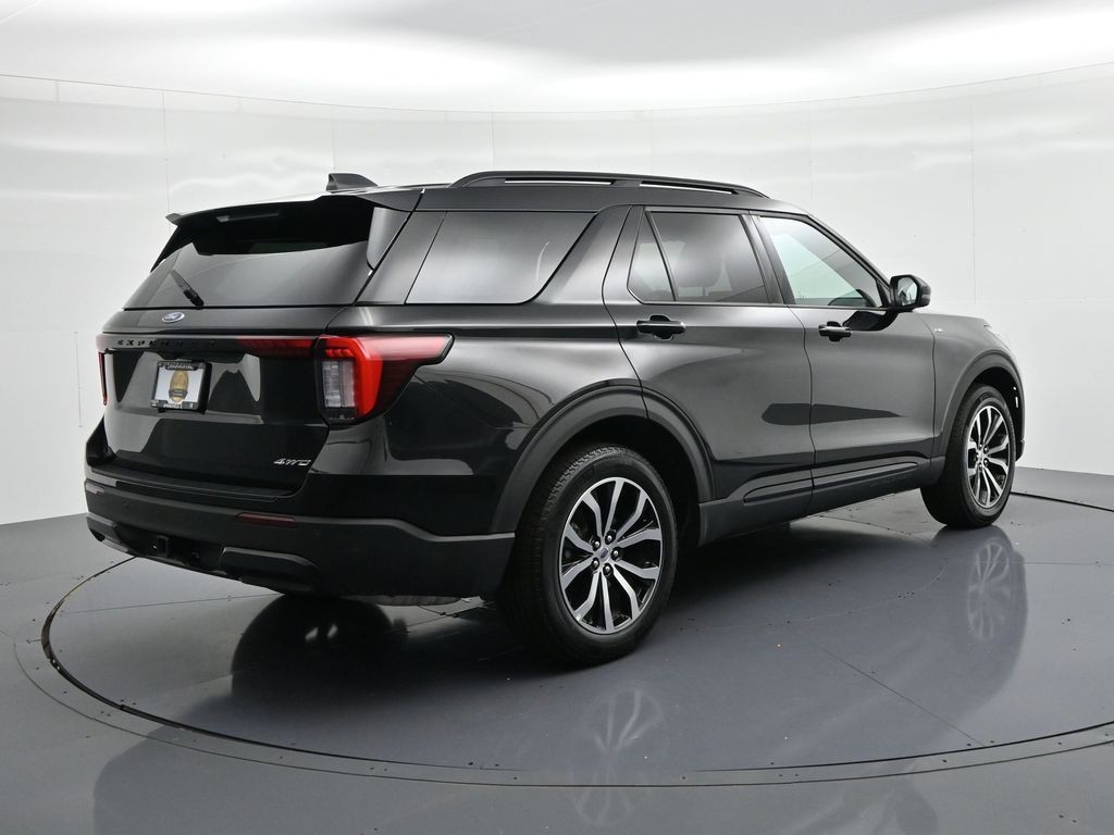Ford Explorer Vehicle Full-screen Gallery Image 06