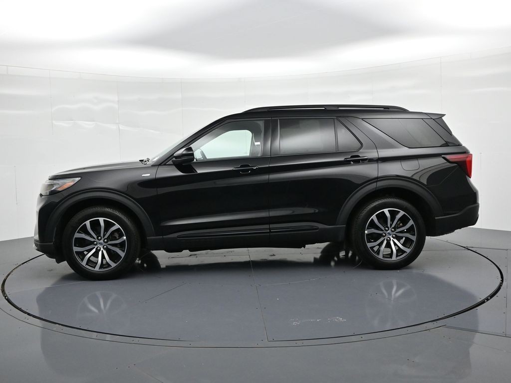 Ford Explorer Vehicle Full-screen Gallery Image 09
