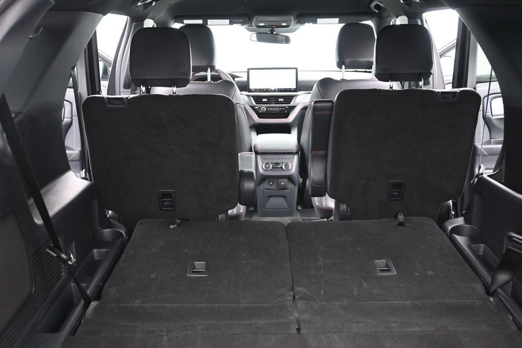 Ford Explorer Vehicle Full-screen Gallery Image 11