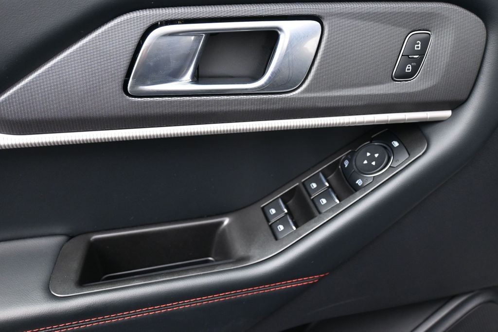 Ford Explorer Vehicle Full-screen Gallery Image 12