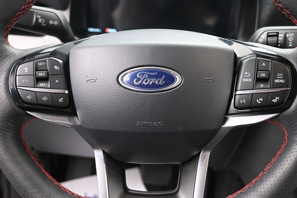 Ford Explorer Vehicle Full-screen Gallery Image 15