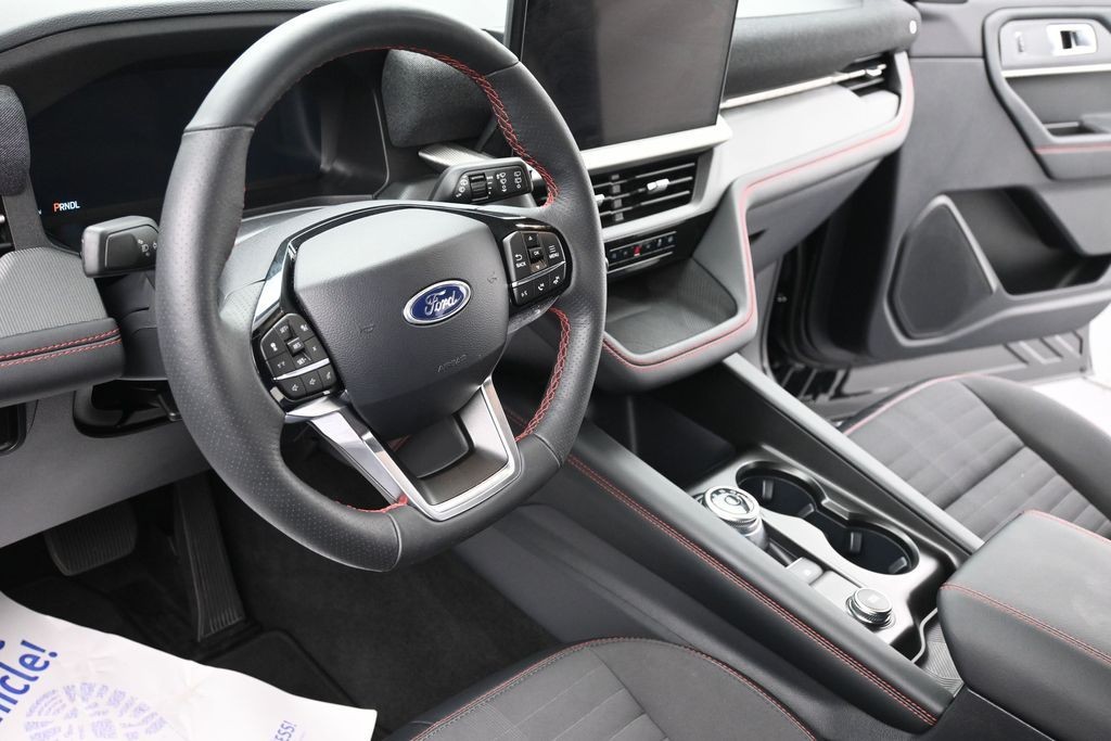 Ford Explorer Vehicle Full-screen Gallery Image 16