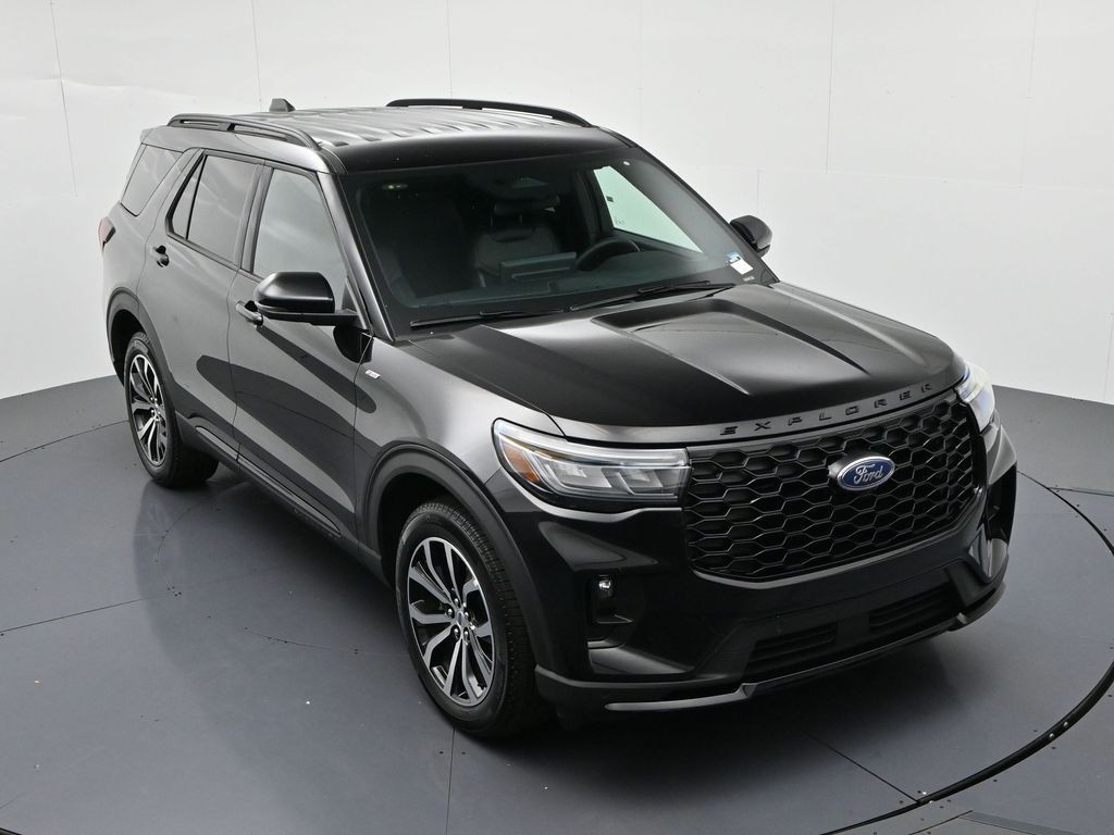 Ford Explorer Vehicle Full-screen Gallery Image 18