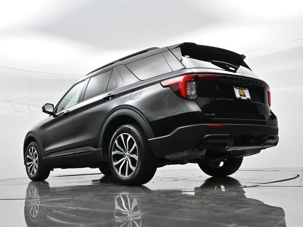 Ford Explorer Vehicle Full-screen Gallery Image 22