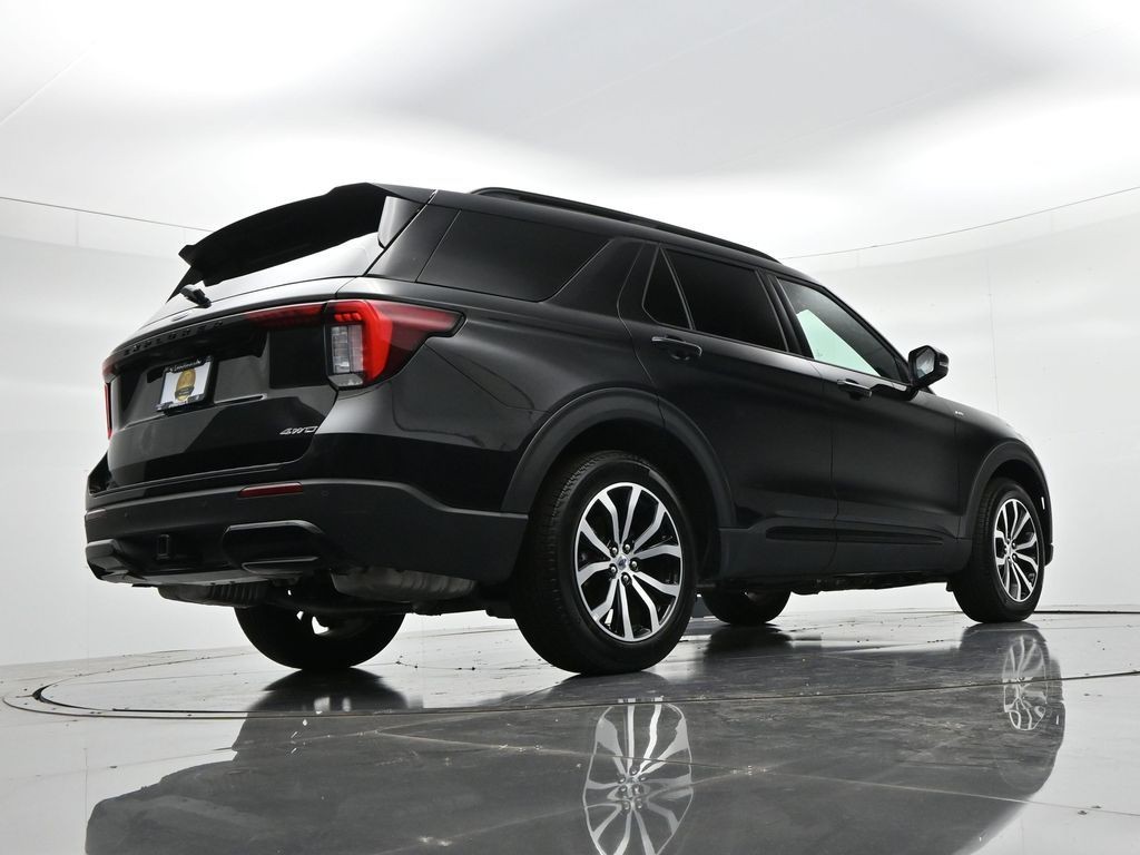 Ford Explorer Vehicle Full-screen Gallery Image 24