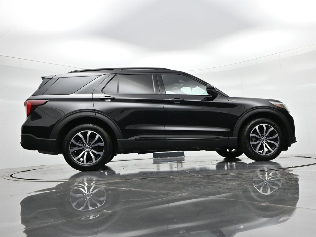 Ford Explorer Vehicle Full-screen Gallery Image 25