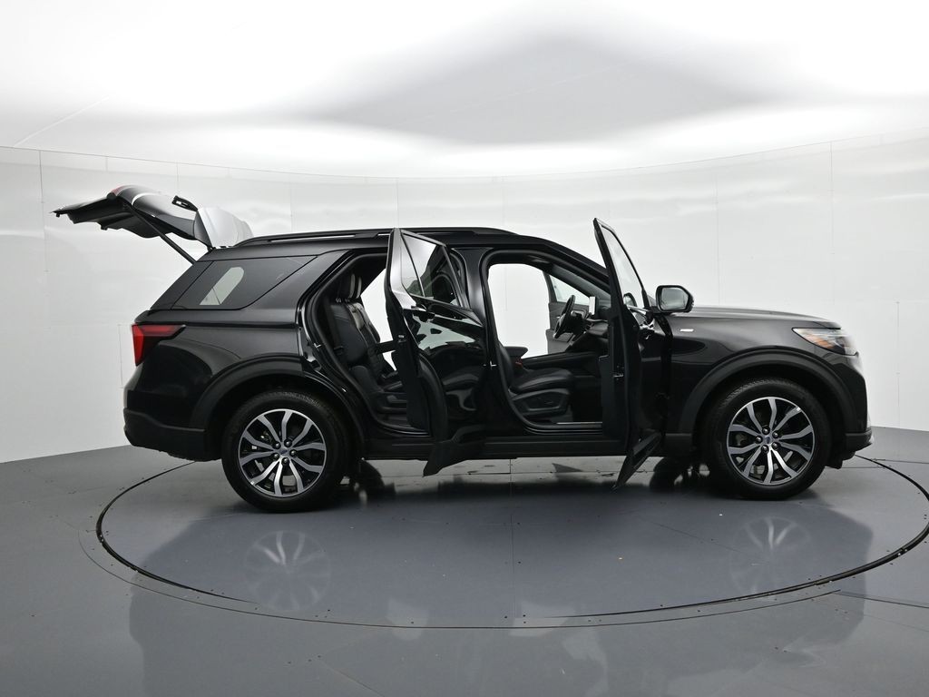 Ford Explorer Vehicle Full-screen Gallery Image 26