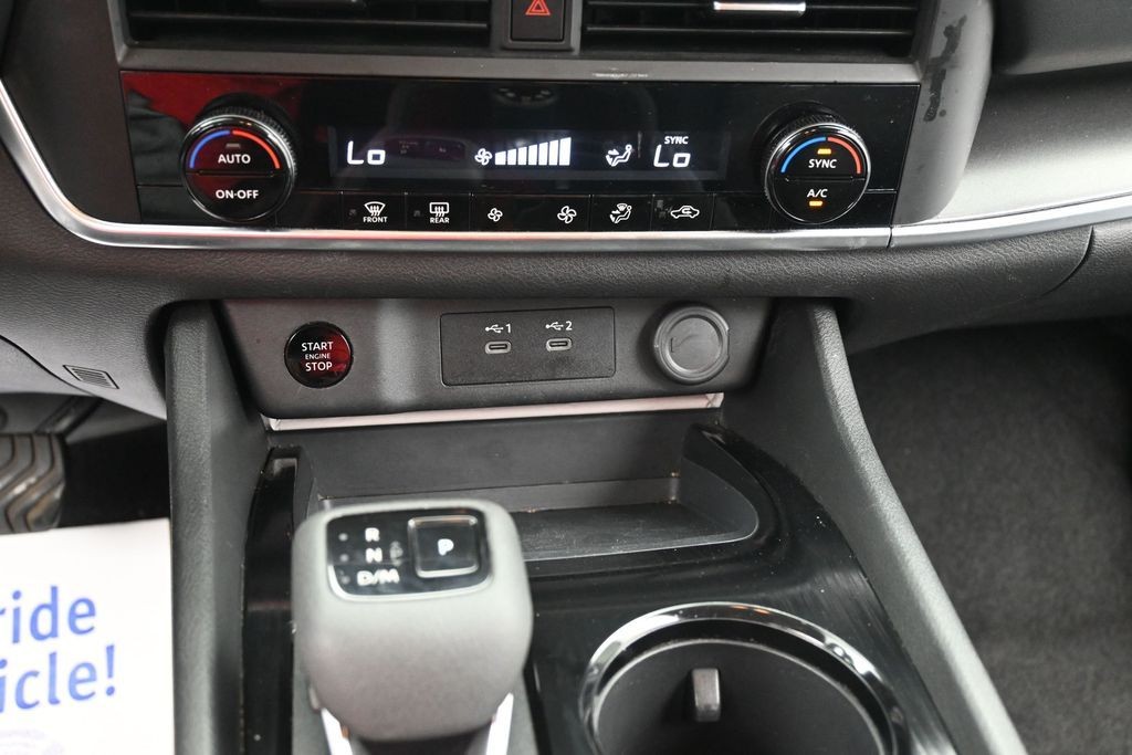 Nissan Rogue Vehicle Full-screen Gallery Image 11