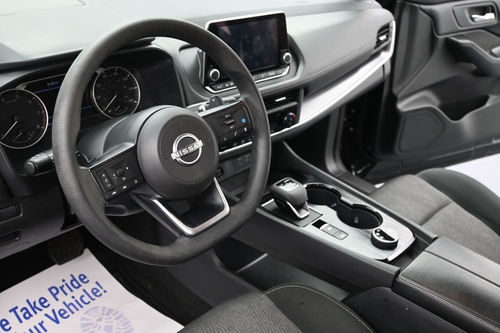 Nissan Rogue Vehicle Full-screen Gallery Image 13