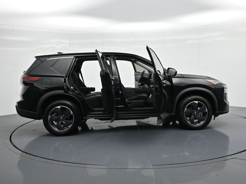 Nissan Rogue Vehicle Full-screen Gallery Image 22