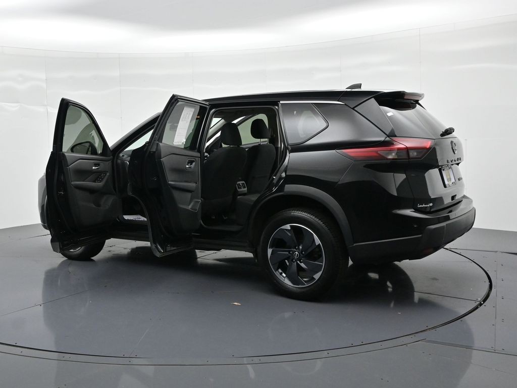 Nissan Rogue Vehicle Full-screen Gallery Image 23