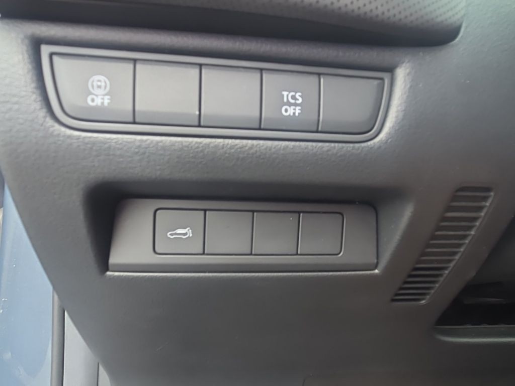 Mazda CX-50 Vehicle Full-screen Gallery Image 10