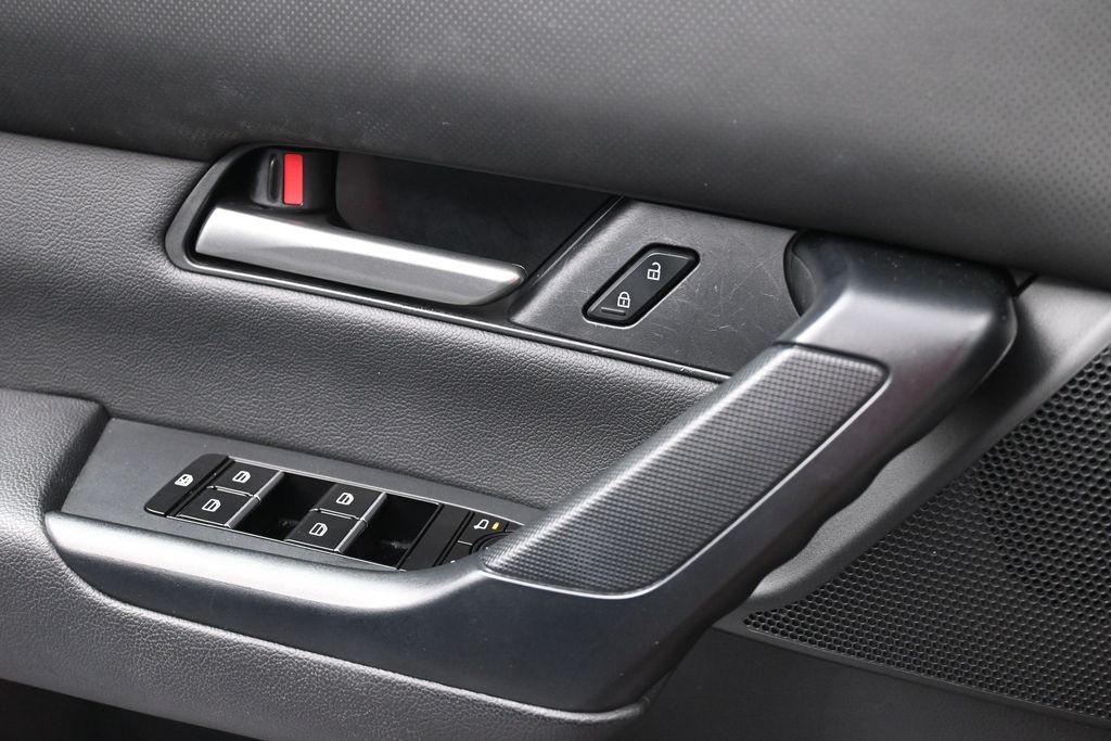 Mazda CX-50 Vehicle Full-screen Gallery Image 15