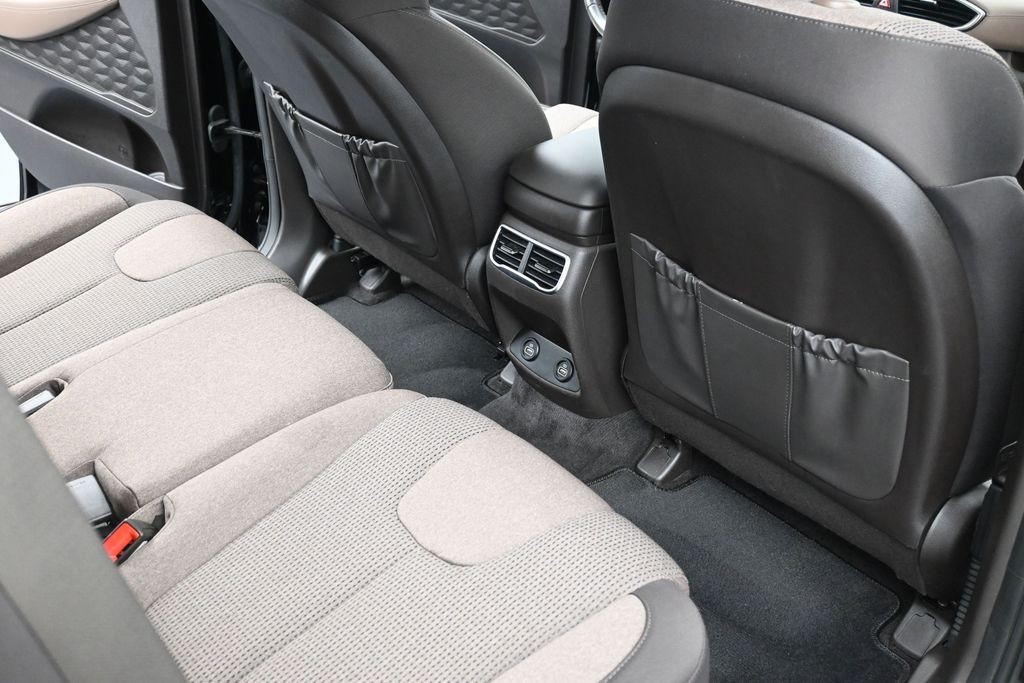 Hyundai Santa Fe Hybrid Vehicle Full-screen Gallery Image 10