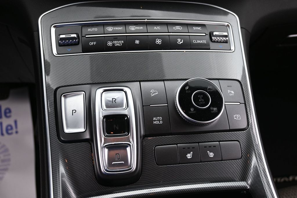 Hyundai Santa Fe Hybrid Vehicle Full-screen Gallery Image 12