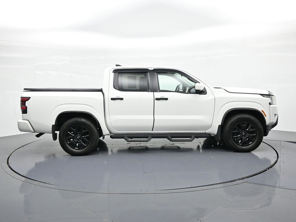 Nissan Frontier Vehicle Full-screen Gallery Image 05