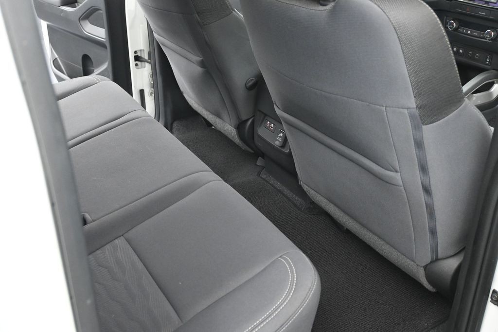 Nissan Frontier Vehicle Full-screen Gallery Image 10