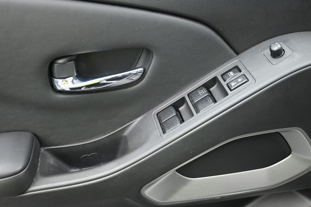 Nissan Frontier Vehicle Full-screen Gallery Image 11