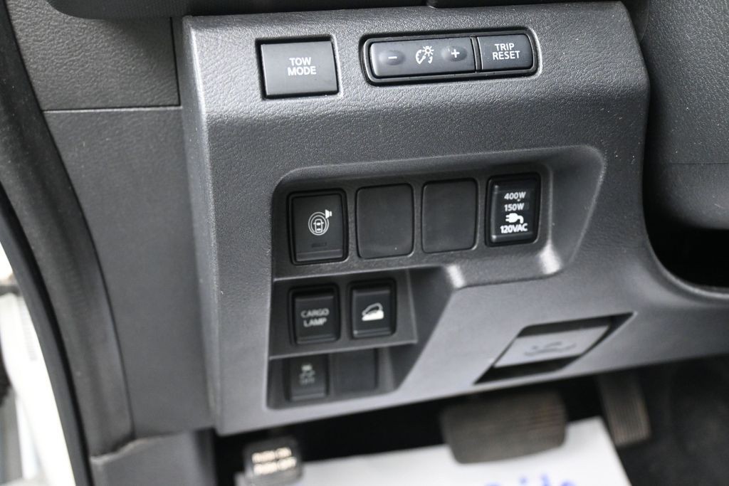 Nissan Frontier Vehicle Full-screen Gallery Image 12