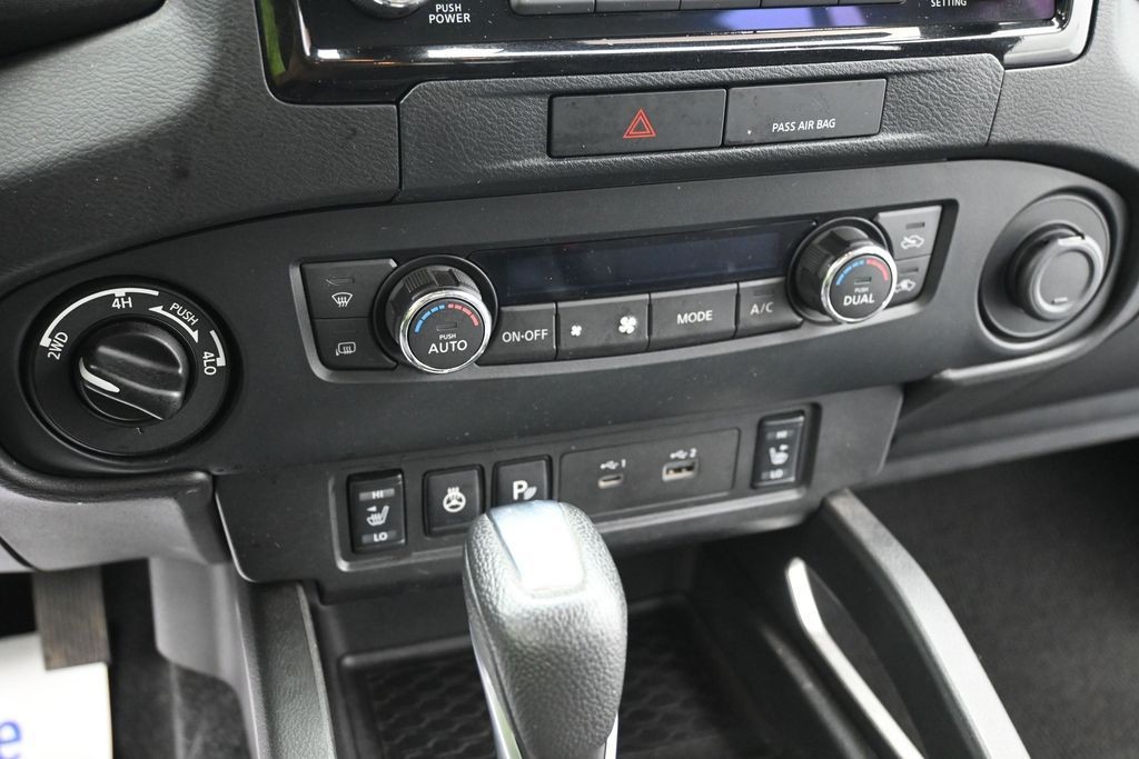 Nissan Frontier Vehicle Full-screen Gallery Image 14
