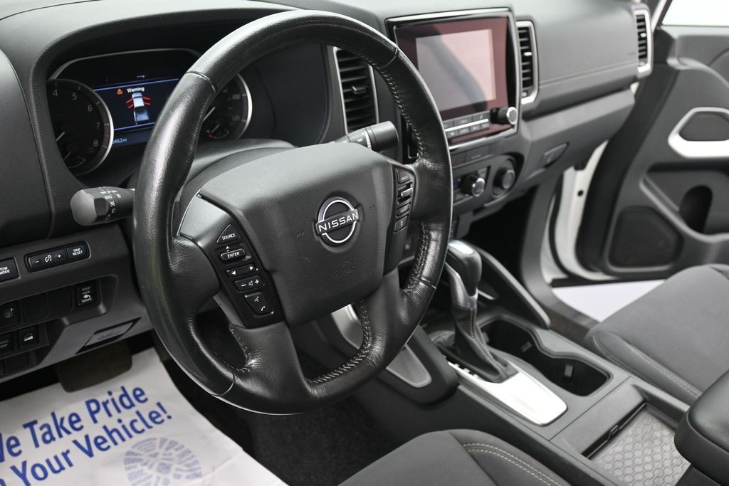 Nissan Frontier Vehicle Full-screen Gallery Image 16