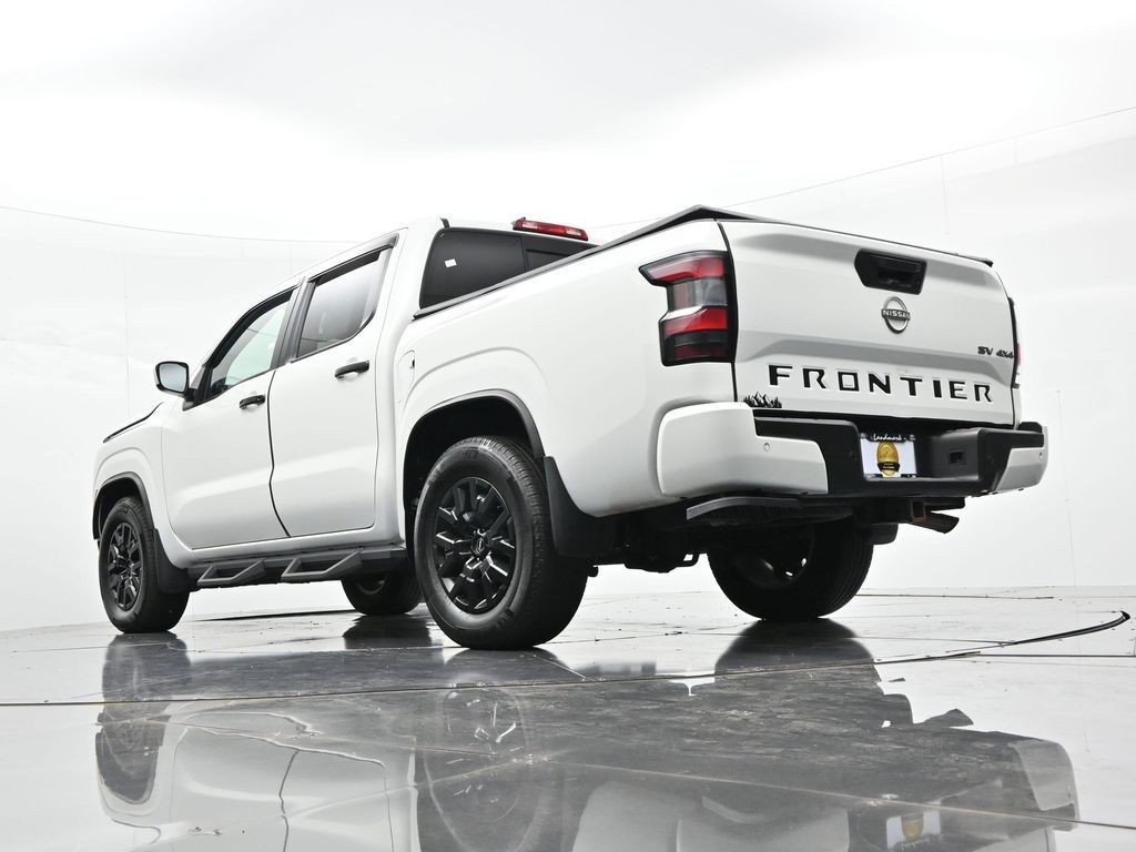 Nissan Frontier Vehicle Full-screen Gallery Image 21