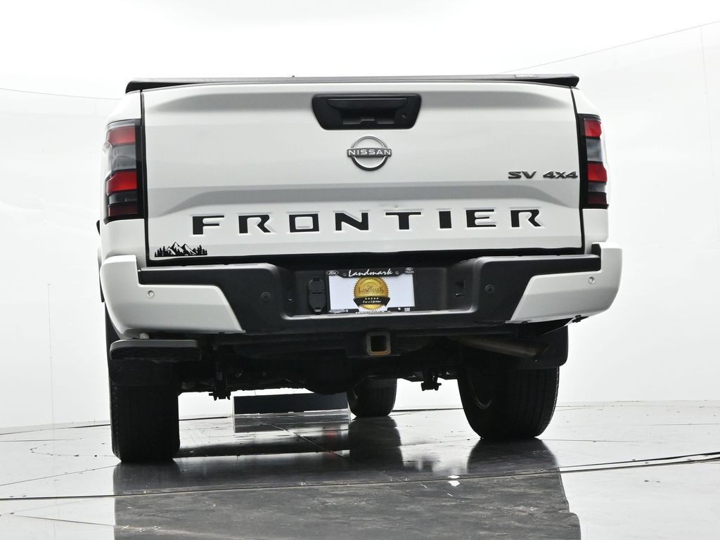 Nissan Frontier Vehicle Full-screen Gallery Image 22