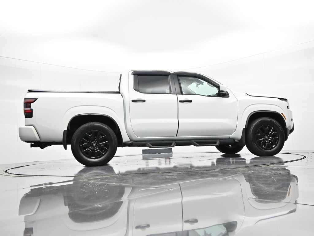 Nissan Frontier Vehicle Full-screen Gallery Image 24