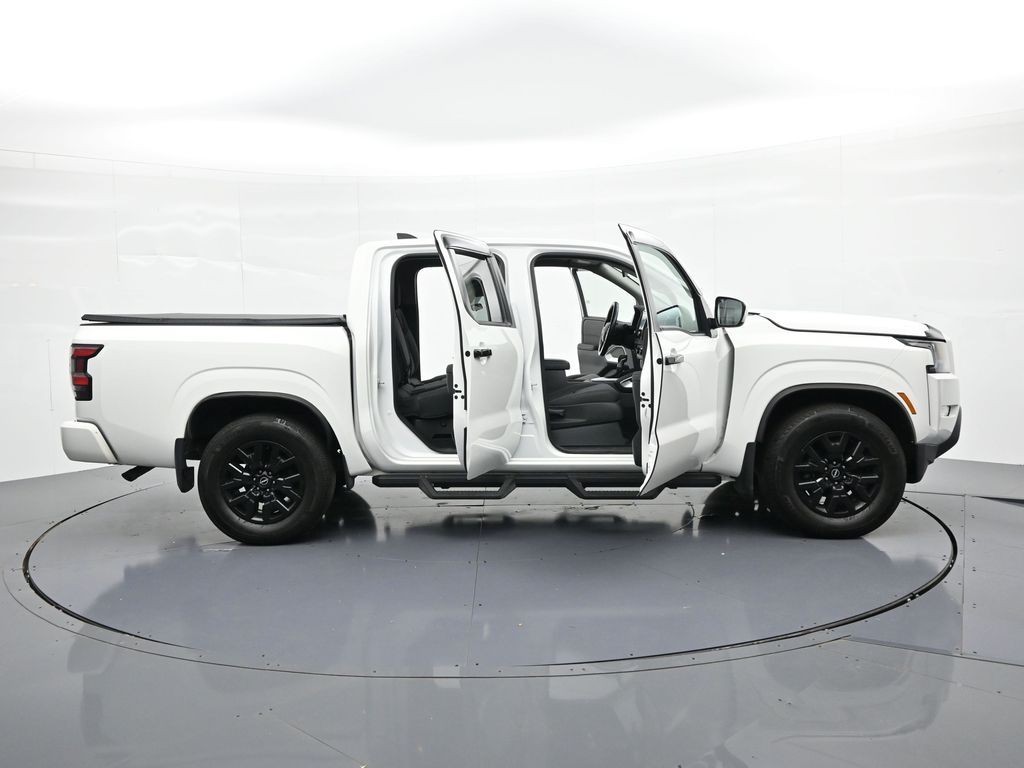 Nissan Frontier Vehicle Full-screen Gallery Image 25