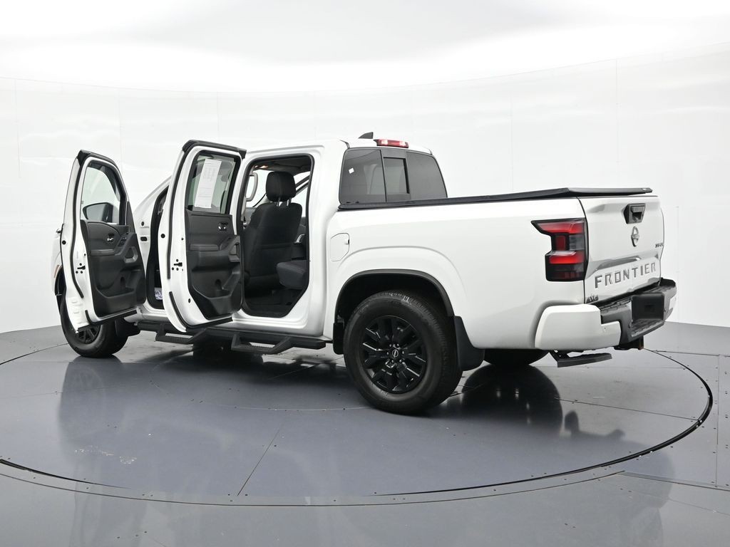 Nissan Frontier Vehicle Full-screen Gallery Image 26
