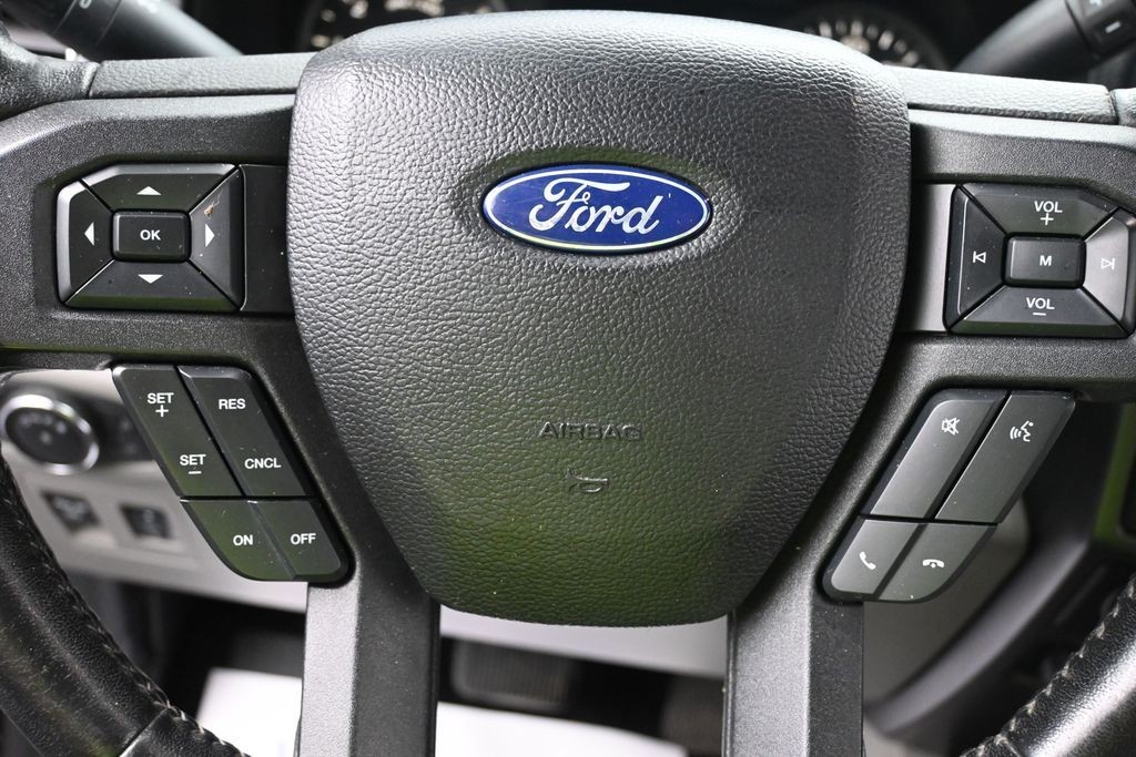 Ford F-150 Vehicle Full-screen Gallery Image 11
