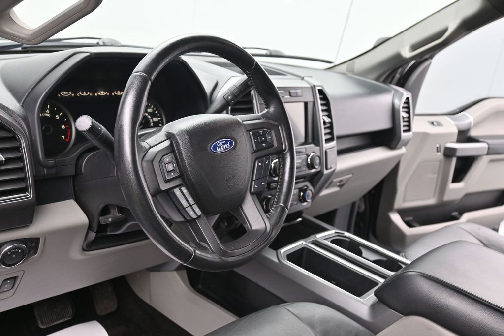 Ford F-150 Vehicle Full-screen Gallery Image 12