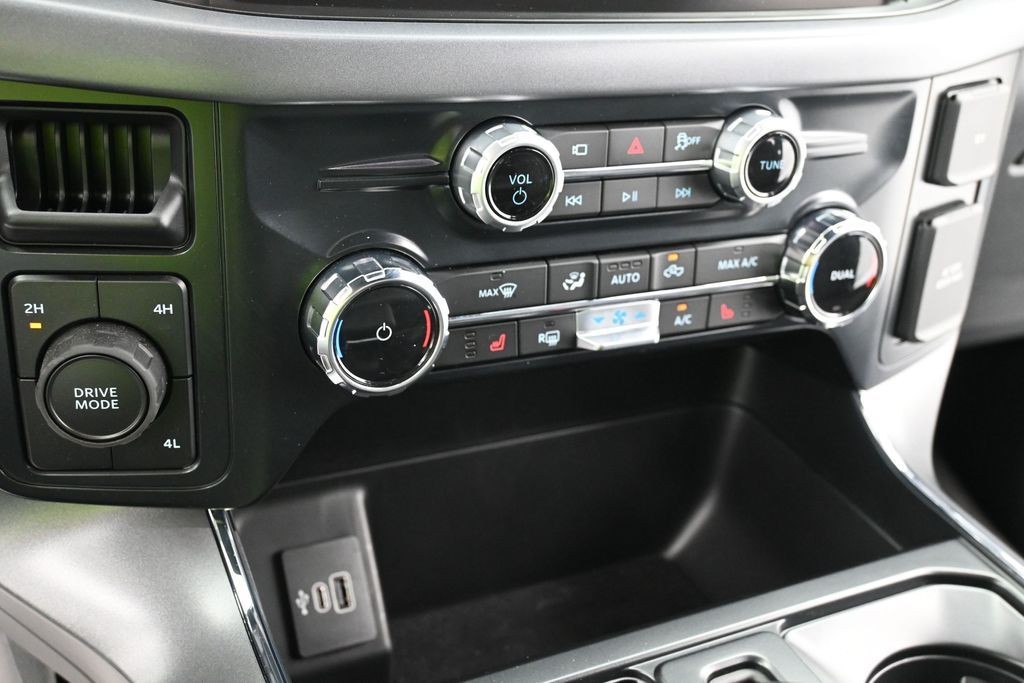 Ford F-150 Vehicle Full-screen Gallery Image 11