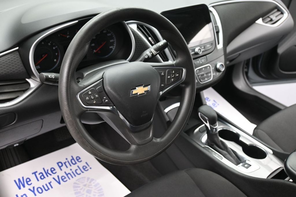 Chevrolet Malibu Vehicle Full-screen Gallery Image 13