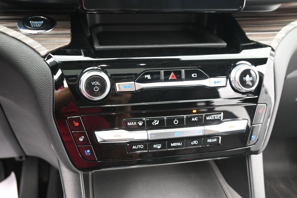 Ford Explorer Vehicle Full-screen Gallery Image 12
