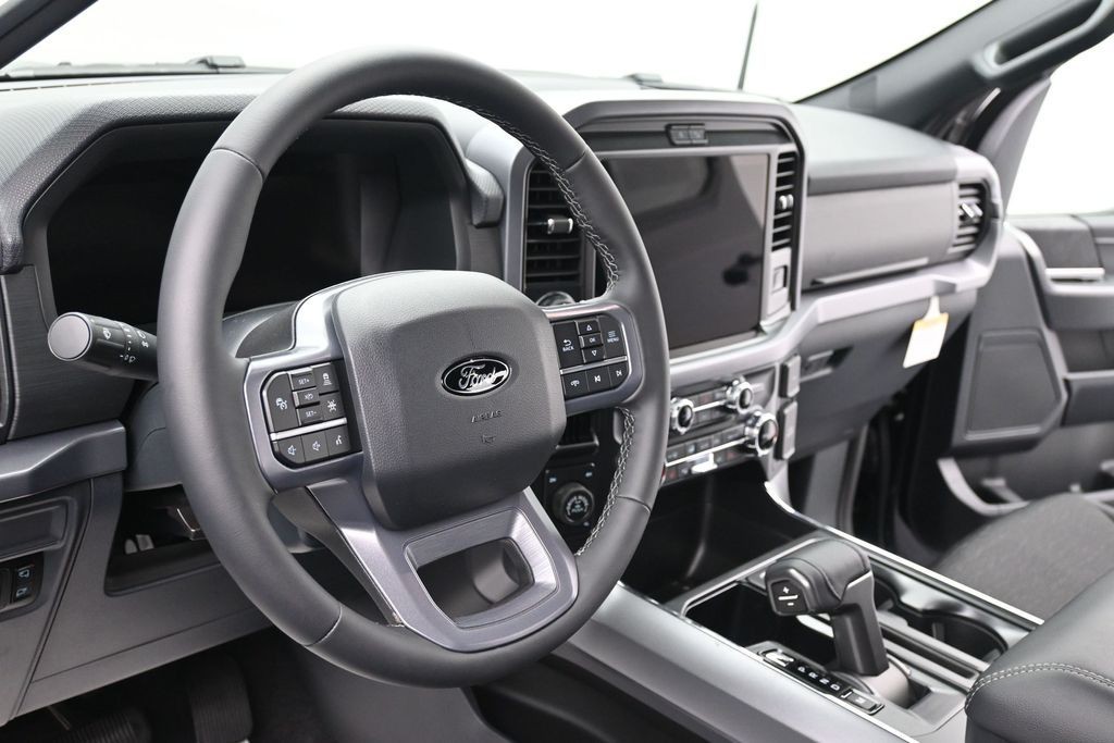 Ford F-150 Vehicle Full-screen Gallery Image 16