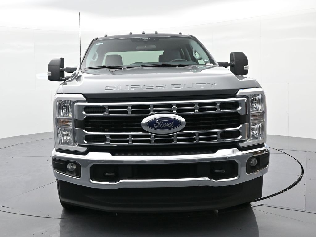Ford Super Duty F-350 DRW Vehicle Full-screen Gallery Image 3