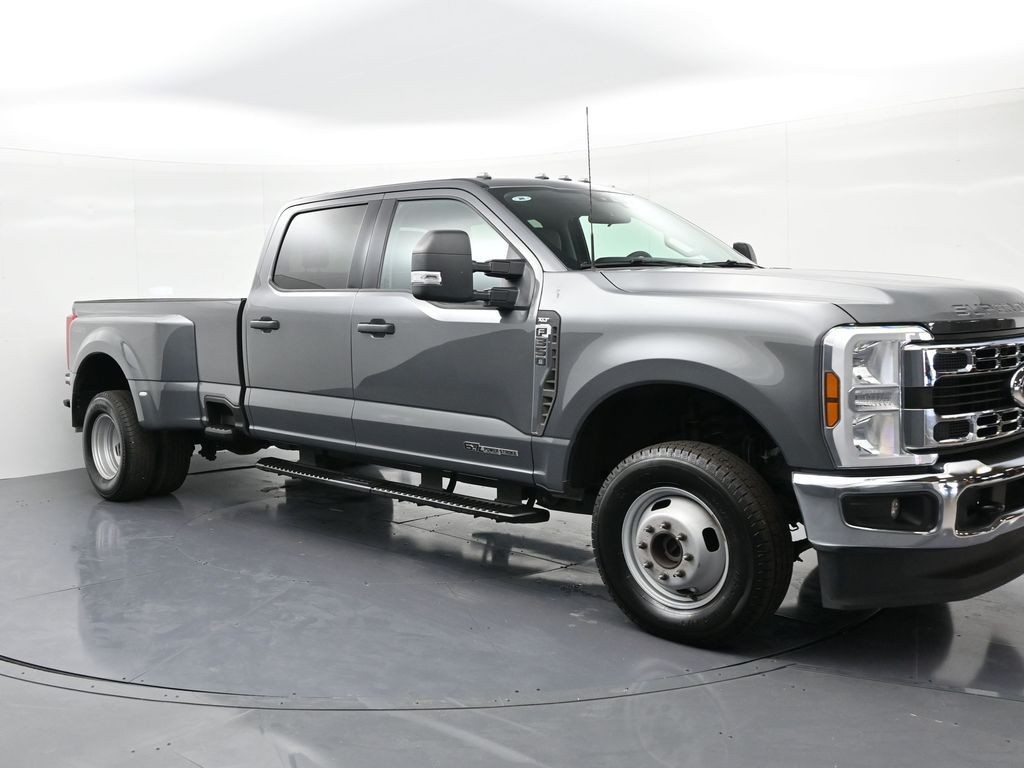 Ford Super Duty F-350 DRW Vehicle Full-screen Gallery Image 4