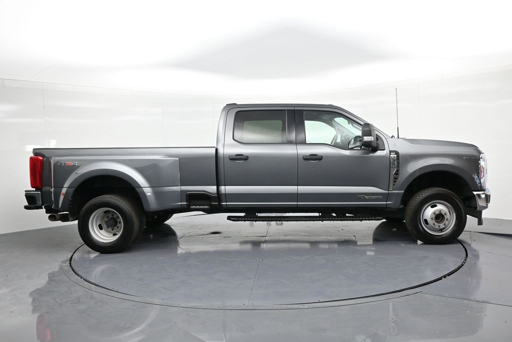 Ford Super Duty F-350 DRW Vehicle Full-screen Gallery Image 5